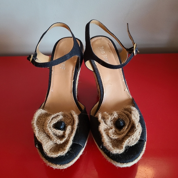 Adorable, 3" wedge sandals with knit tan flower on front, size 8 - Picture 5 of 6